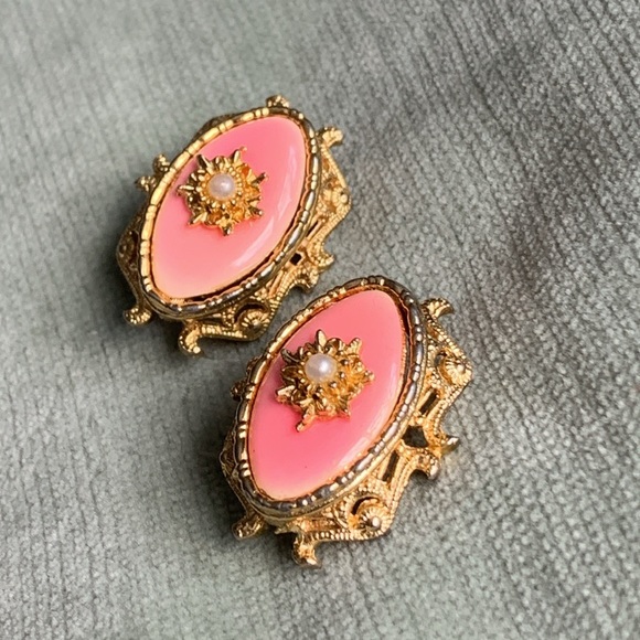 Vintage MOD earrings pink gold pearl enamel ornate clip on earrings - Picture 3 of 10